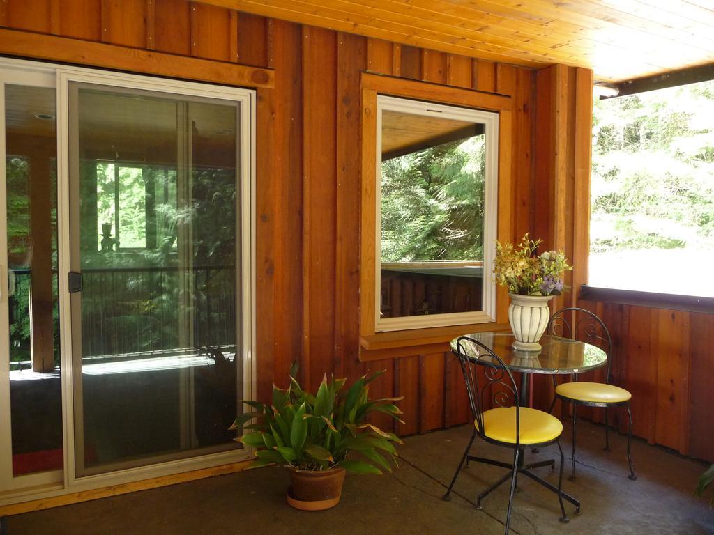 Davis Brook Retreat Bed and Breakfast Sechelt Εξωτερικό φωτογραφία