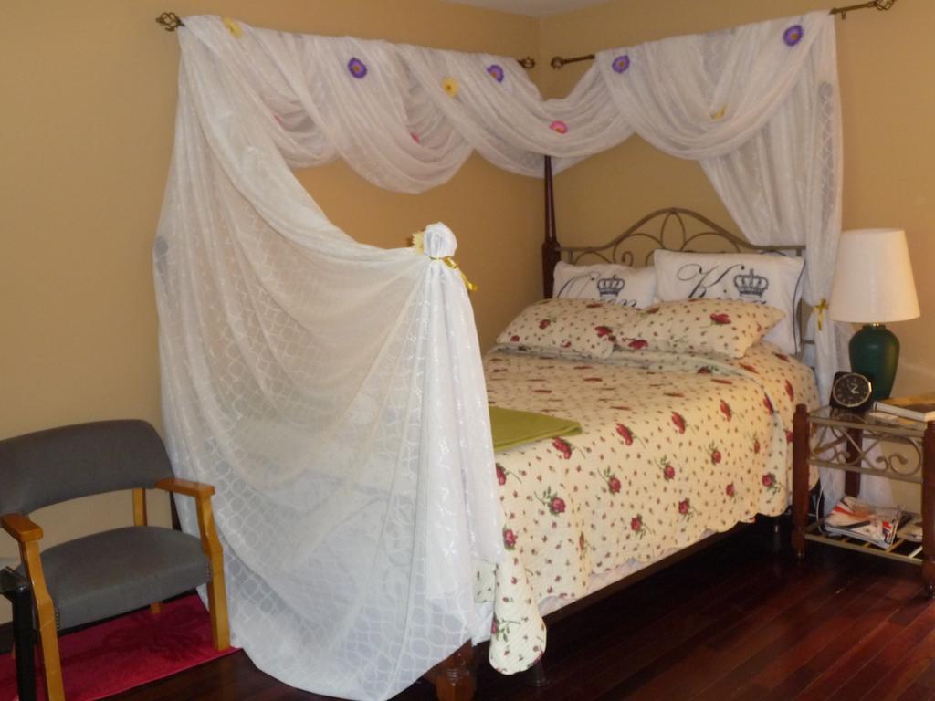 Davis Brook Retreat Bed and Breakfast Sechelt Εξωτερικό φωτογραφία