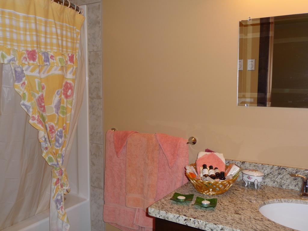 Davis Brook Retreat Bed and Breakfast Sechelt Εξωτερικό φωτογραφία