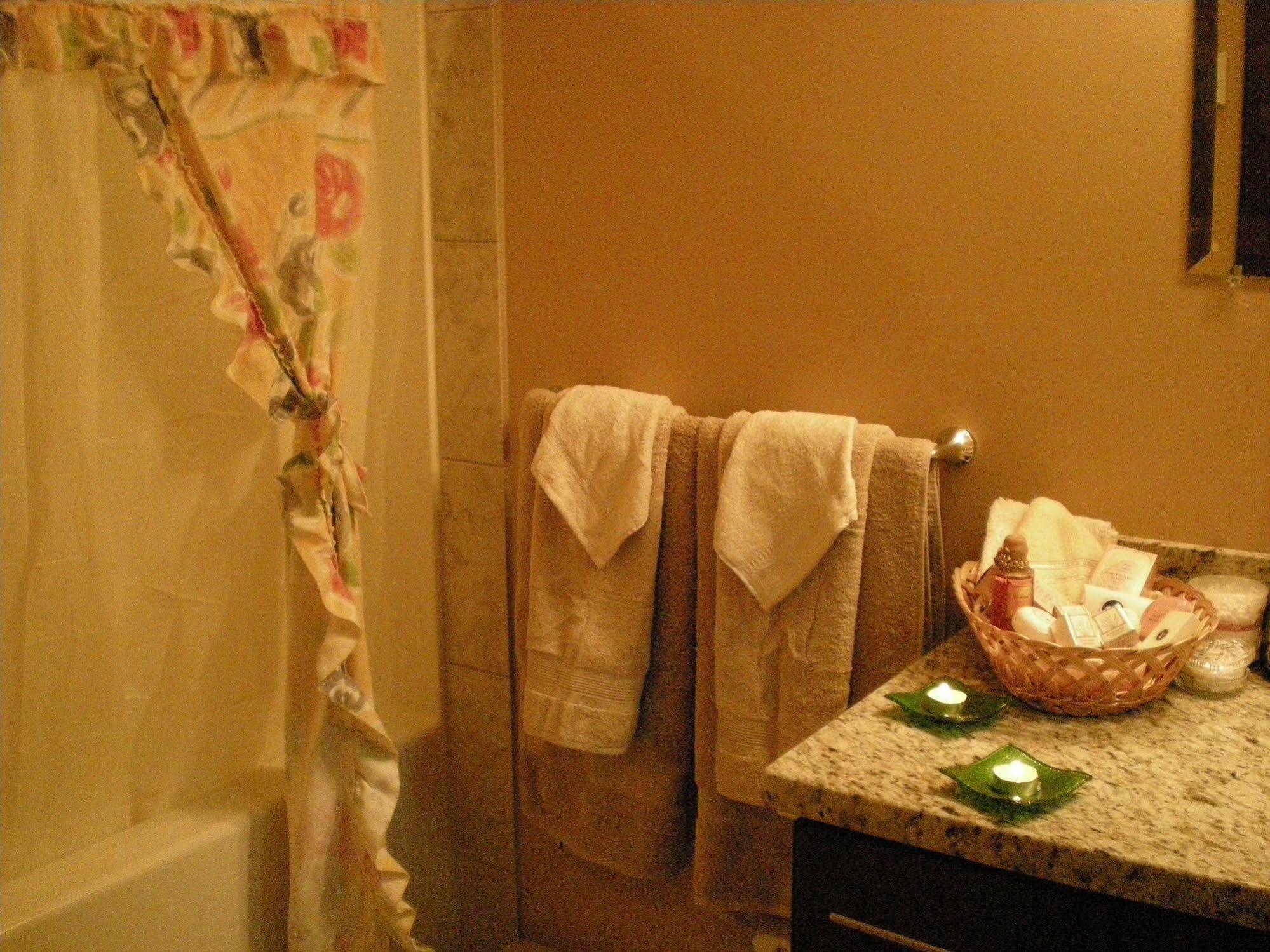 Davis Brook Retreat Bed and Breakfast Sechelt Εξωτερικό φωτογραφία